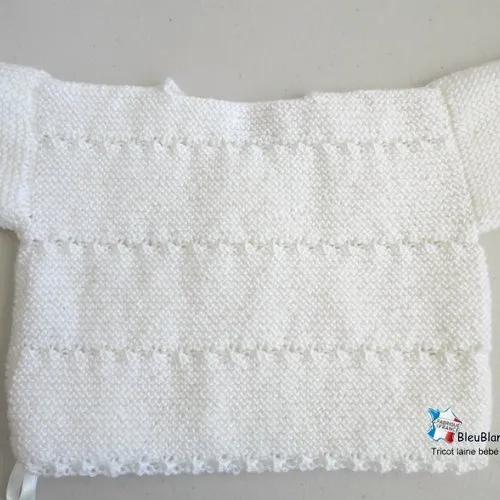 Brassière naissance, croisée fille, blanc-lait, laine calinou bergère de france,  tricot bebe, sur commande
