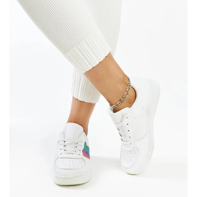 Chaussures en cuir blanc avec boucle décorative blanche