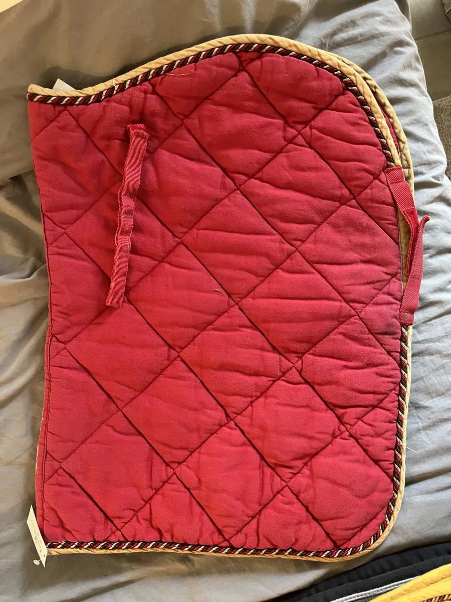 Ensemble rouge cheval