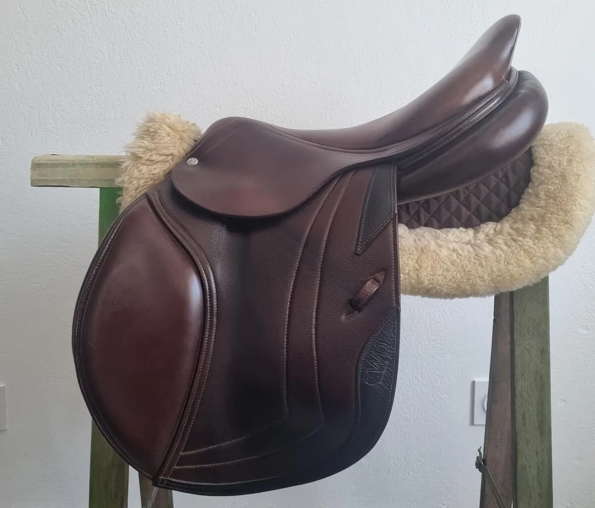 Selle CWD 17' SE02 quartiers 2L + étrivières CWD + housse CWD